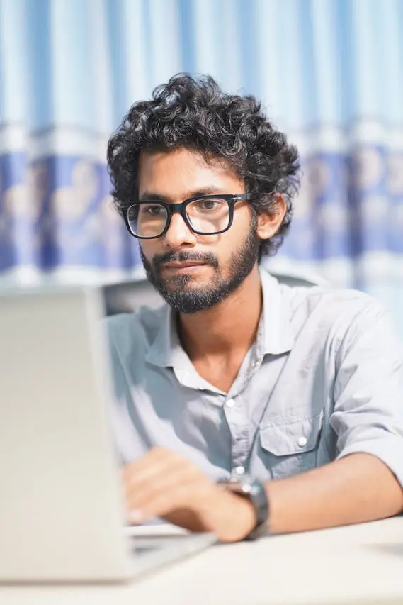 WordPress Webdesigner aus Zürich arbeitet am Laptop – futurio.ch Prozess